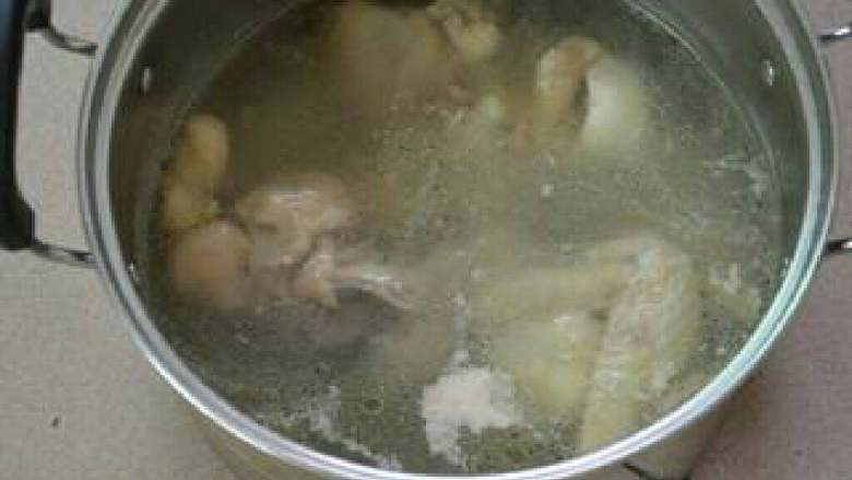 鸡汤的家常做法, 锅里加水把鸡肉放里面煮开,去血水