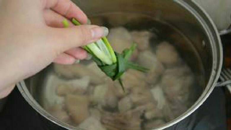 鸡汤的家常做法, 加入打结的葱