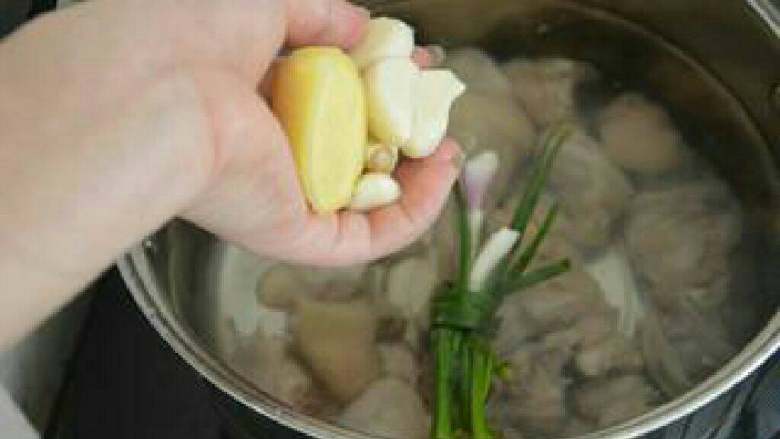 鸡汤的家常做法, 加入生姜大蒜