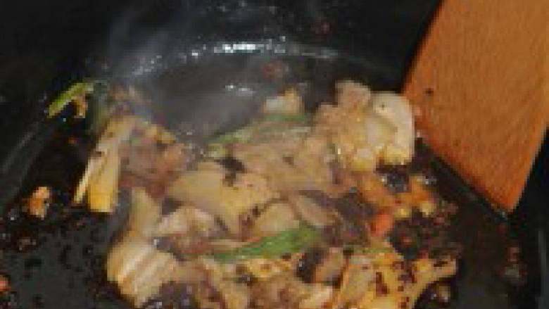 干锅花菜,加入一汤匙老干妈牛肉豆鼓酱炒香。