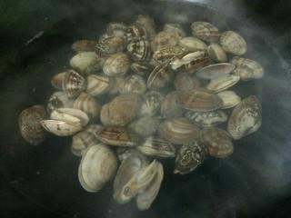 爆炒花蛤,  做开水一锅，放入花蛤，等花蛤开壳后就捞出，不要时间太长，否则肉就老了。捞出后沥水备用。