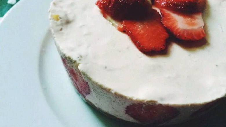 小巧可爱草莓芝士蛋糕