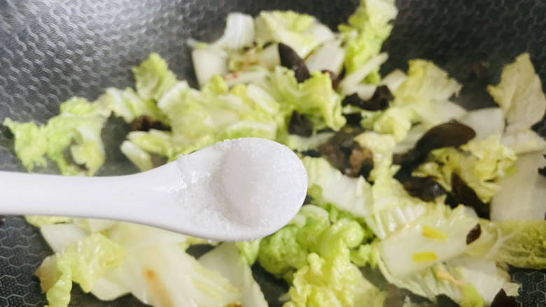 素炒白菜,根据个人口味加入适量盐