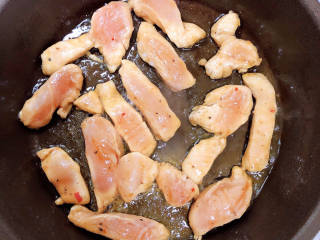 鸡胸肉蔬菜沙拉,锅中倒入少许橄榄油，放入鸡胸肉，煎至焦黄。
