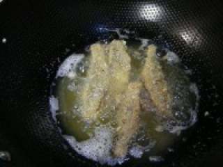 麦片干炸小黄鱼
,油锅开后，中火放鱼翻炸至金黄，油放的不多，可4条一炸
