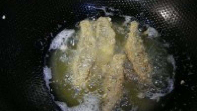 麦片干炸小黄鱼
,油锅开后，中火放鱼翻炸至金黄，油放的不多，可4条一炸
