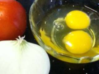 西红柿炒鸡蛋,准备好食材。