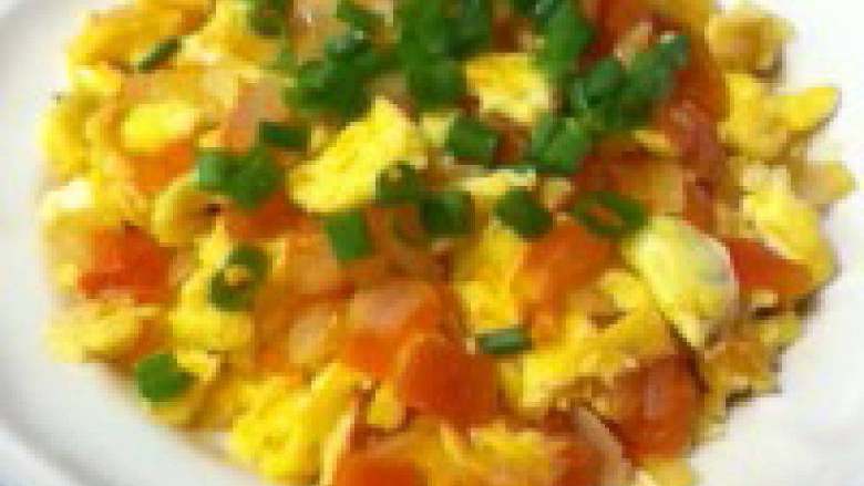 西红柿炒鸡蛋,炒匀后起锅，上面撒一些葱花即可享用。