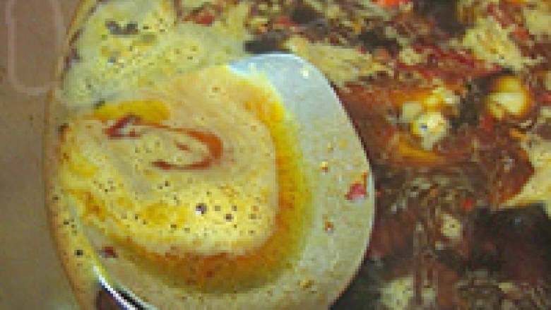 酸辣开喂魔芋烧鸭,下入处理好的魔芋，炒均匀。 加入足量热水，烧开后撇去浮沫。