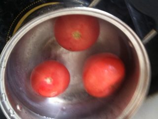西红柿炖牛腩,葱切段，姜蒜切片。西红柿放入热水烫两分钟，以便去皮。去皮后的西红柿一半切小丁，一半切块