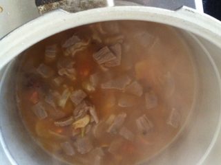 西红柿炖牛腩,把牛肉和汤倒入高压锅上汽后转小火炖三十分钟，