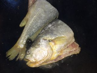 红烧大黄花鱼,热锅烧油，把鱼表面抹一薄层面，放油里煎，