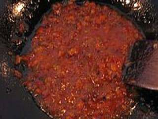 肉酱意大利面,依据个人口味加入盐、黑胡椒碎、综合香料，小火煮至汤汁浓稠