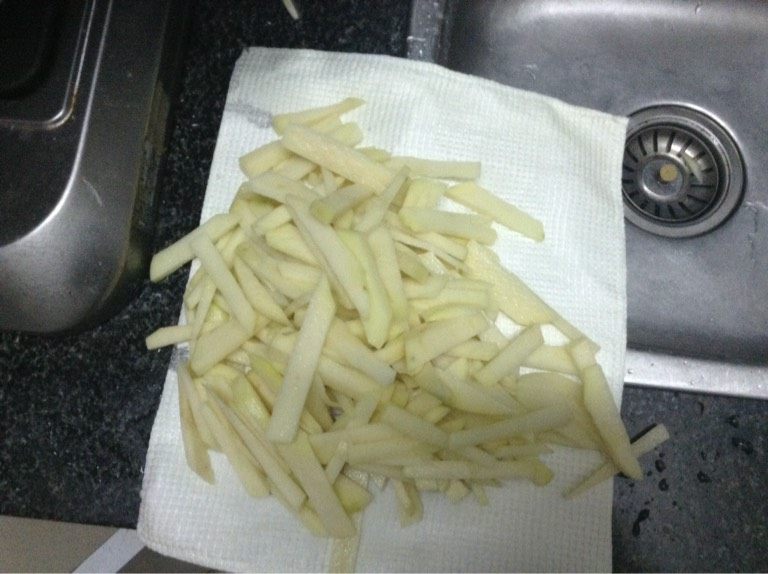 阿楷的炸薯条,拿出来后用纸巾弄干，或者放冰箱的冷冻层放十分钟。