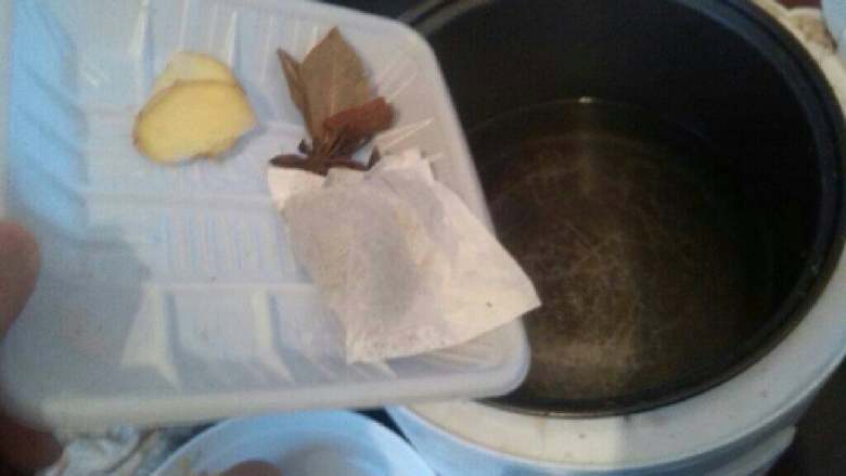 ≈茶叶蛋≈,鸡蛋煮熟后捞出，用勺子敲出裂痕，锅里放入配料，继续烧开