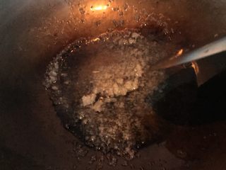 猪脚笋干煲,热锅倒入少许花生油，油温热后加入白糖不断搅拌直至油糖冒泡