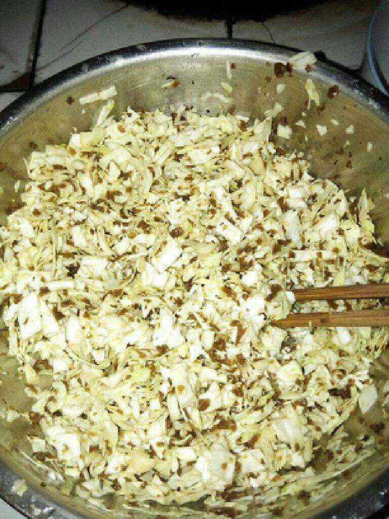 麦芽包,莲白和碎米芽菜搅拌均匀