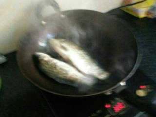 养生鱼汤,热锅放油，放入鱼开始煎