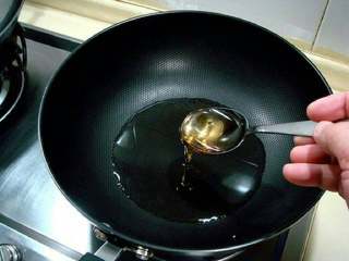 蜜汁山药,锅中放适量清水，再放入一大汤匙麦芽糖搅匀融化。