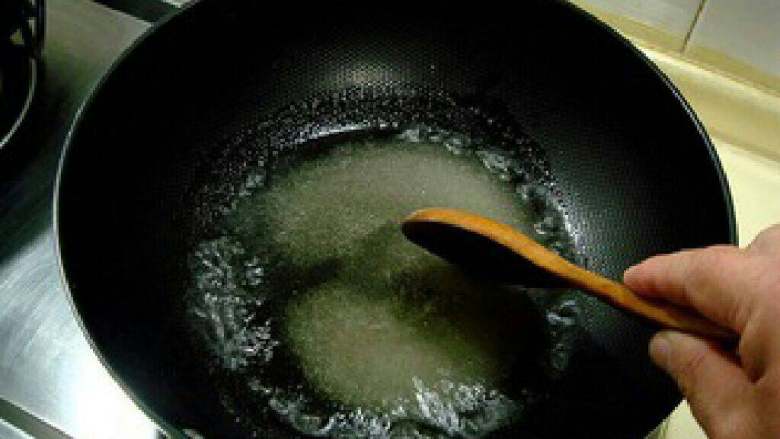 蜜汁山药, 在炒糖时勺子要朝一个方向搅动。
