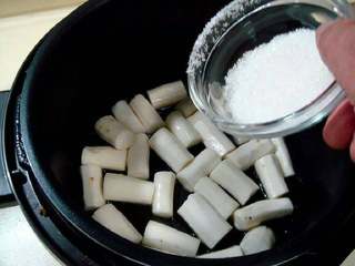 蜜汁山药, 山药倒入高压锅后撒入剩余三分之一的砂糖，使糖覆盖在山药上。