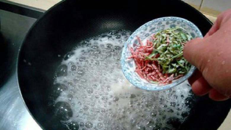 蜜汁山药,把糖汁再次倒回炒锅中熬至粘稠撒入青红丝搅匀。