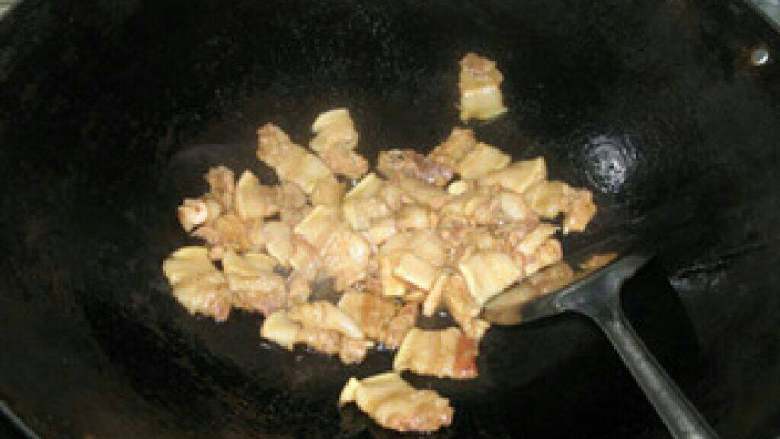 辣椒炒肉, 起油锅，下五花肉煸香并出出油。