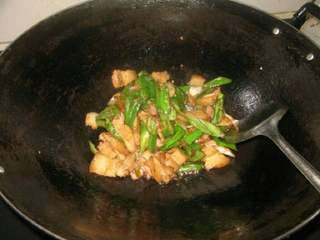 辣椒炒肉, 加入盐、鸡精调味，就可以出锅了。