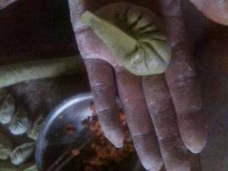 柳叶饺子,大姆指和食指向前来回捏动即可成为柳叶形。