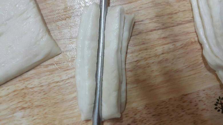 油条,切成宽度相等的长条，两片落一起筷子在中间按压。