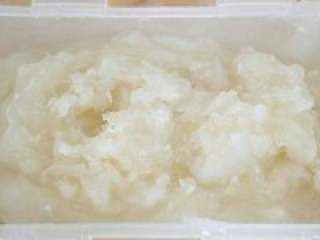 素炒凉粉,用容器装起来，放入水中，或冰箱中冷却。