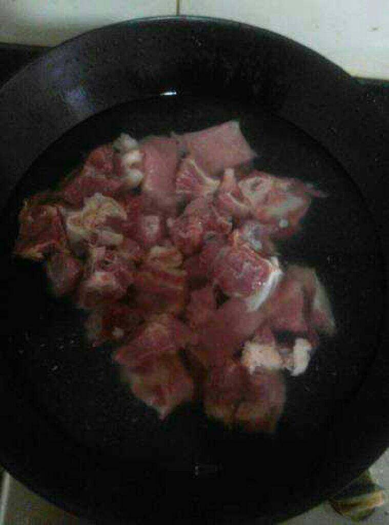 西红柿排骨汤,排骨放锅里煮一会去血末。