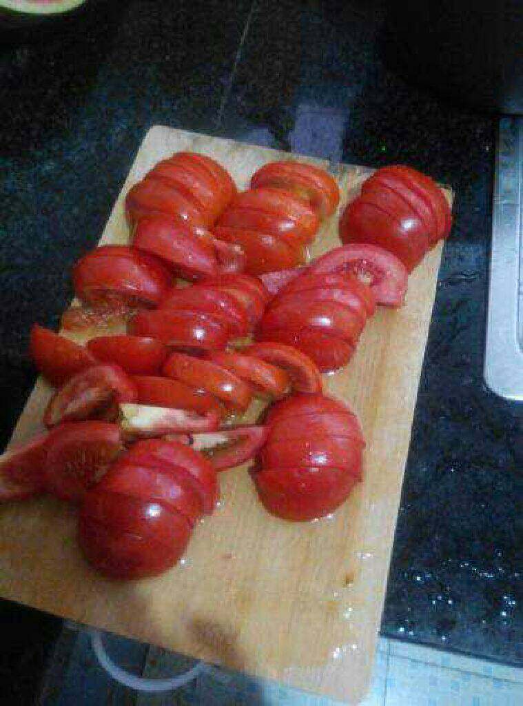 西红柿排骨汤,西红柿切小块