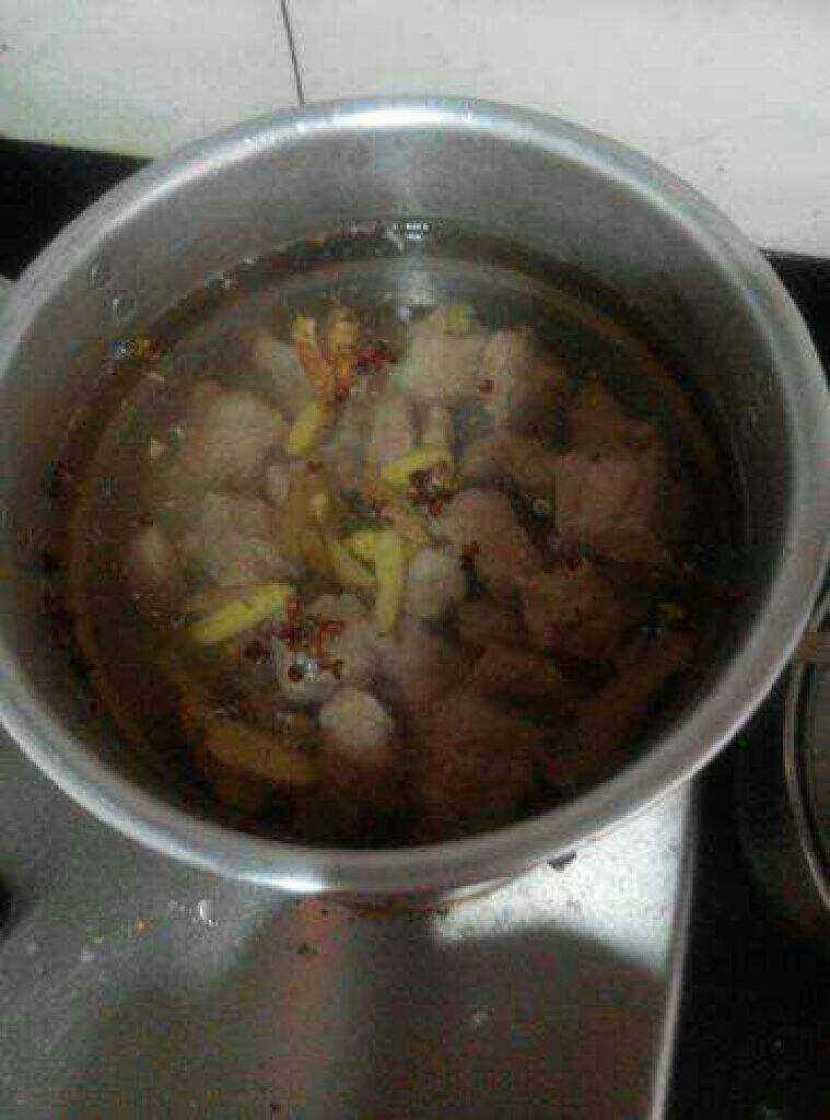 西红柿排骨汤,把排骨，姜，花椒放锅里煮开