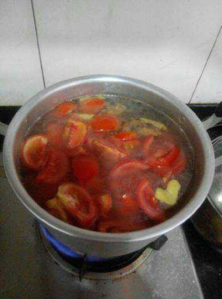 西红柿排骨汤,水开后放入西红柿炖半个小时左右。