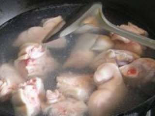 黄豆炖猪蹄,.猪蹄入热水锅焯五分钟去腥，趁热再把细毛刮干净，黄豆要泡发两小时以上，