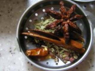 黄豆炖猪蹄,准备炖肉料包：八角一 个，小茴香和花椒若干，干辣椒1-2个，桂皮一片。