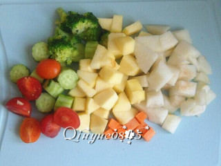 蔬果沙拉,西兰花切小朵焯水；其他水果均切小块；