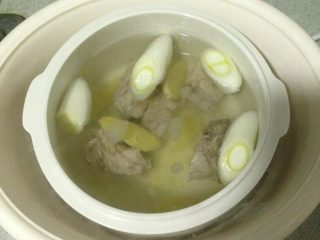 排骨冬瓜汤,将排骨，葱姜调料放入锅中，慢炖两个小时，如图