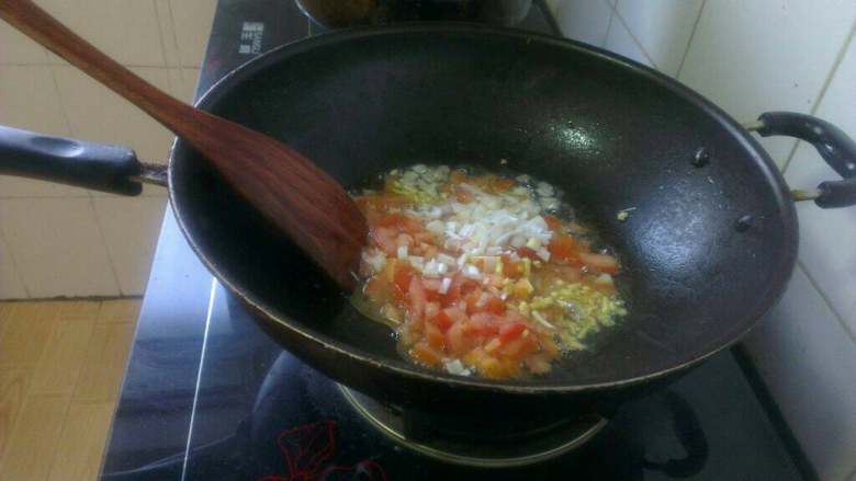 番茄炒豆腐,锅内留少许底油，放切好的西红柿加葱姜碎炒几下；