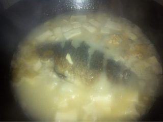 鲫鱼豆腐汤,5，第2面煎的差不多后加4.5碗水，大火到汤变白后放入切方块的嫩豆腐鱼泡，加适量的盐中火炖。