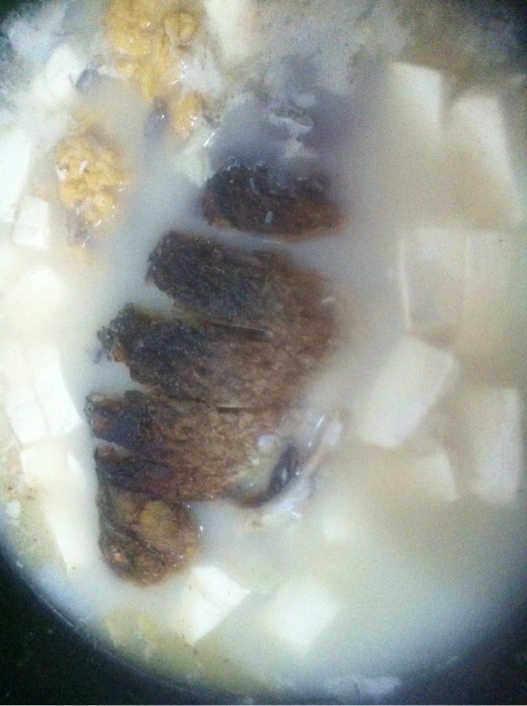 鲫鱼豆腐汤,6.汤变浓后放入鱼籽，小火炖5.6分钟就出锅装入汤盅。
