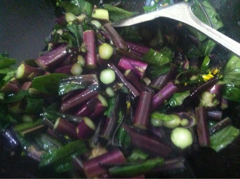 清炒红菜苔,3.热锅放油，放入红菜苔和蒜