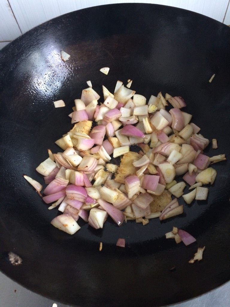 羊肉手抓饭,锅加油少许，加入洋葱丁翻炒至变色。
