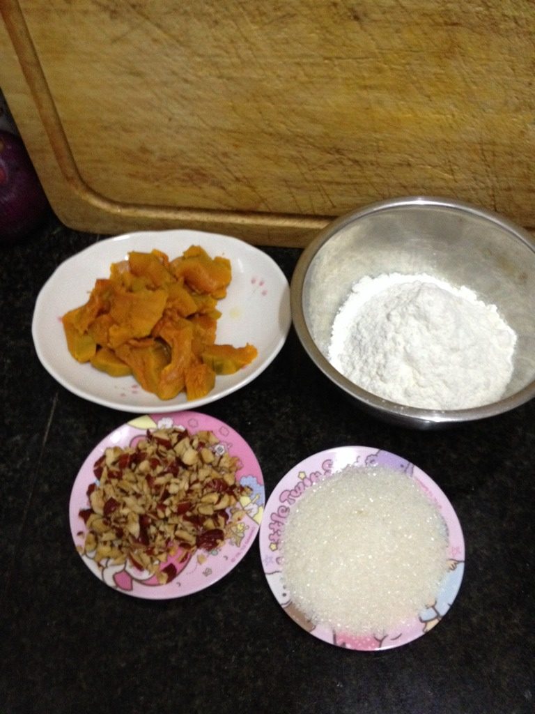 南瓜红枣小蛋糕,将熟南瓜用汤匙压成泥，红枣去核切碎，面粉过筛备用。