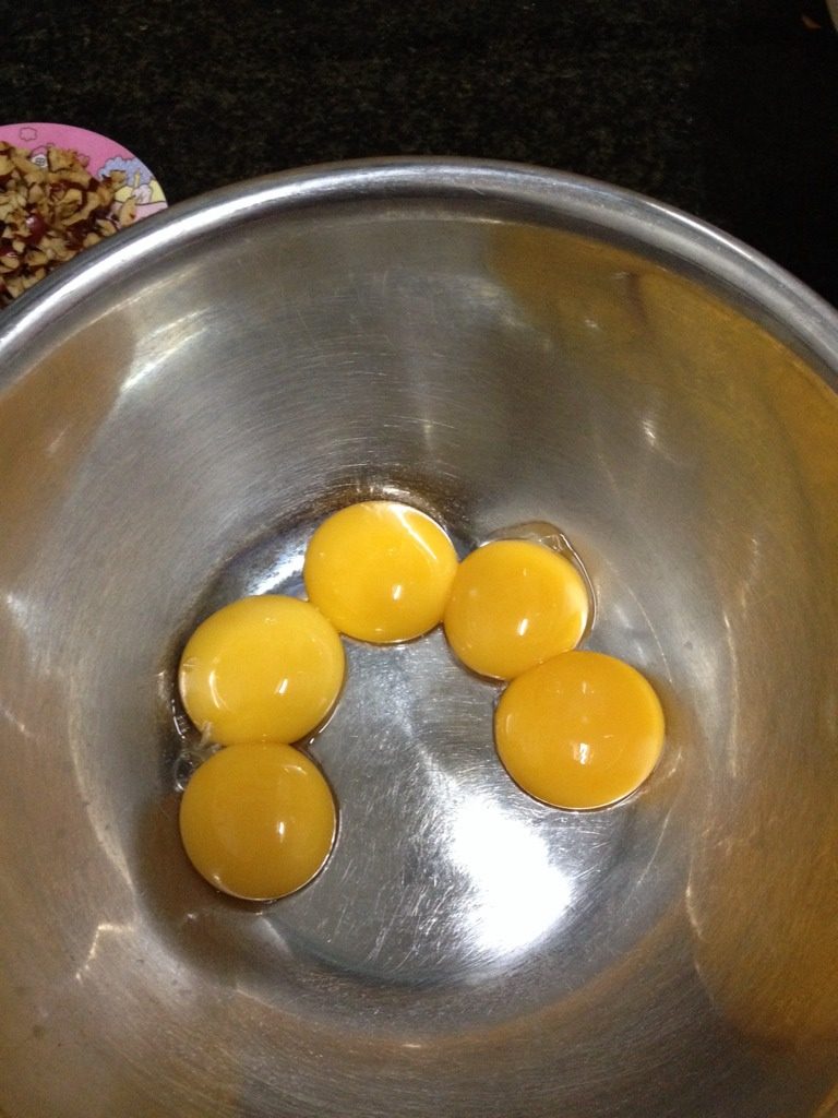 南瓜红枣小蛋糕,将蛋清、蛋黄分离，用无水无油的盆装好。蛋黄加入20g白糖用蛋抽打散后加入50g油，搅拌均匀。