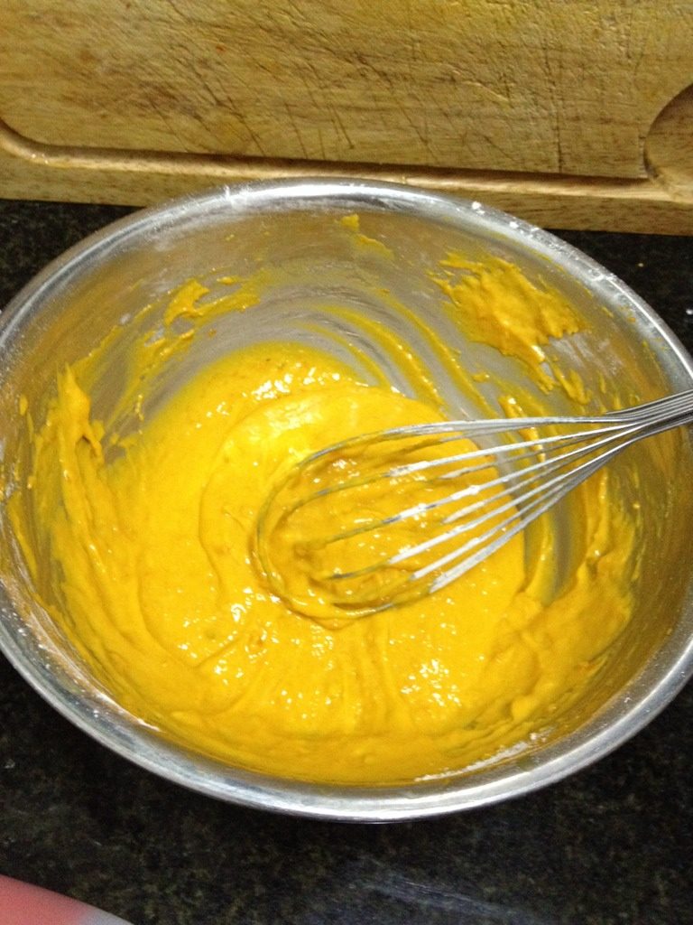 南瓜红枣小蛋糕,将南瓜泥加入2中搅拌均匀后，加入己过筛的面粉，用蛋抽搅匀直无面粉颗粒待用。