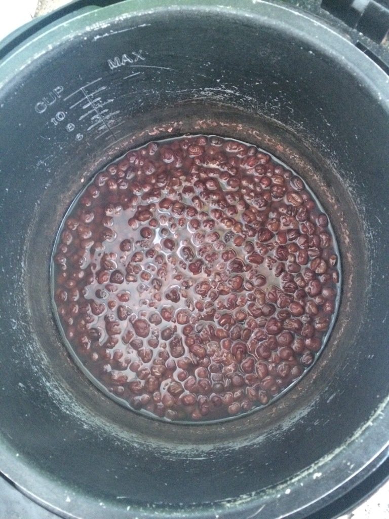 自制红豆馅,用高压锅焖煮泡好的红豆