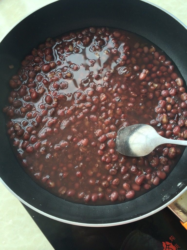 自制红豆馅,把煮好的红豆倒入平底锅中 小火熬煮