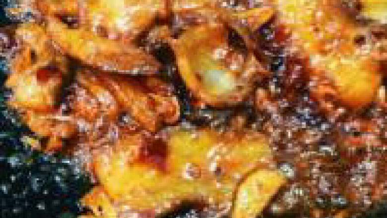 古法经典回锅肉,4.肉片炒到微焦，加入豆瓣酱，一点糖，料酒，酱油，炒香。